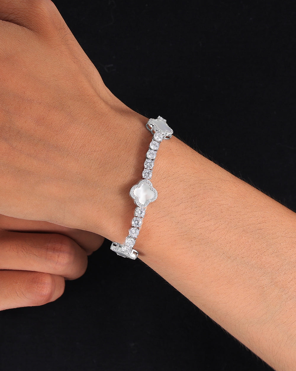 MOISSANITE PEARL CLOVERS BRACELET. - WHITE GOLD